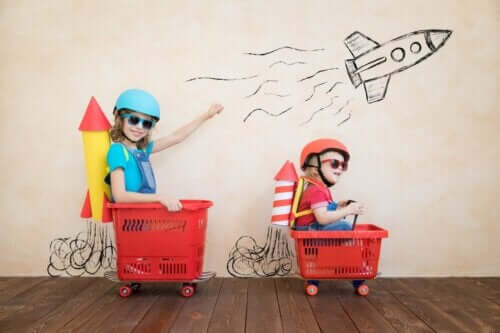 Symbolsk tænkning: To børn leger, at indkøbskurve er rumraketter