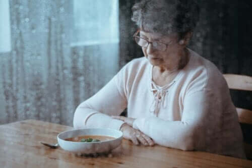 Ældre kvinde med suppe foran sig oplever et tab af appetit