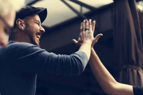 Folk, der giver hinanden high-five