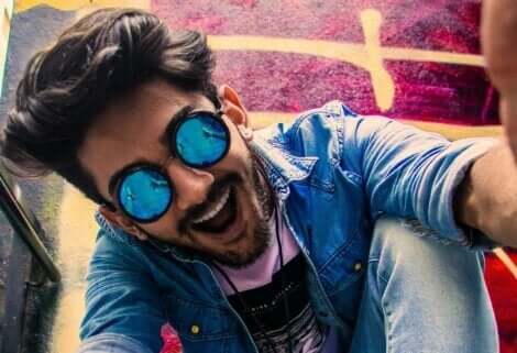 Glad mand med solbriller