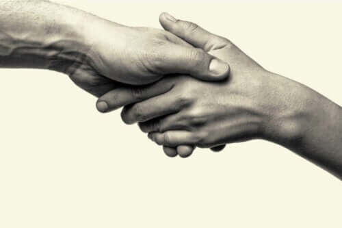 To personer giver hinanden hånden