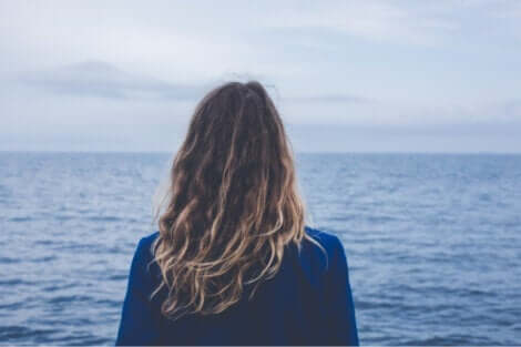 Kvinde, der kigger på havet
