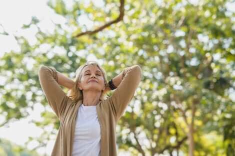 Kvinde udenfor nyder, at naturen kan lindre stress
