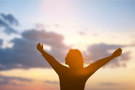 Kvinde, der omfavner naturen