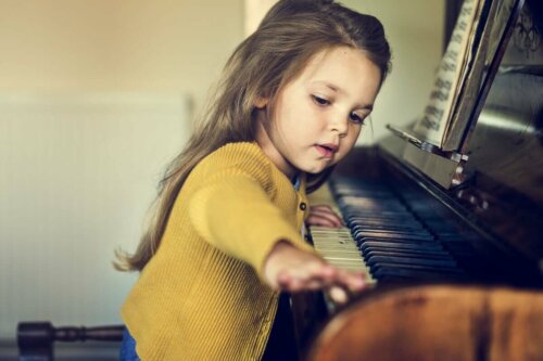 Lille pige, der spiller klaver