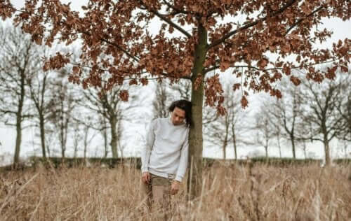 Ensom mand ved træ har følelsen af ikke at blive værdsat