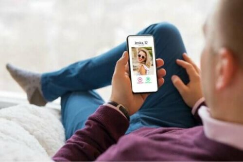 Mand, der bruger en dating app