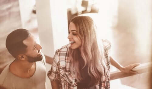 Mand og kvinde smiler til hinanden