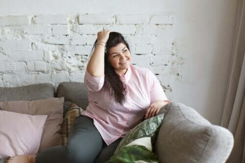 Overvægtig kvinde i sofa