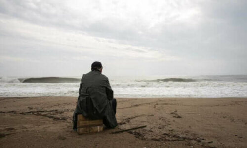 Person, der sidder på strand