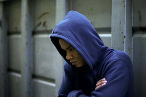 Vred mand med hættetrøje