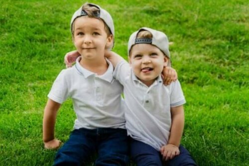 To små drenge i samme tøj