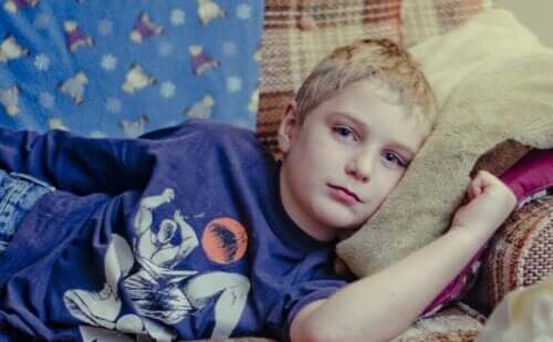 Dreng ligger på sofa