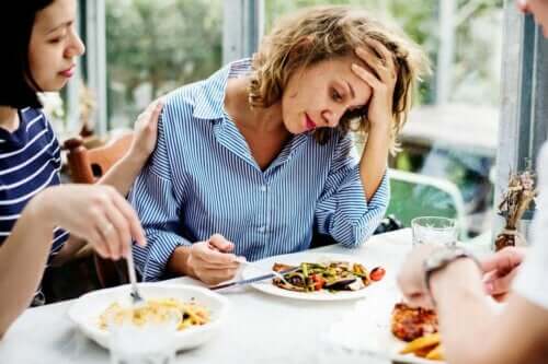 Kvinde ved middagsbord oplever tab af appetit