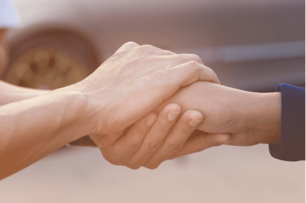 Hænder, der holder om hinanden, symboliserer at være empatisk