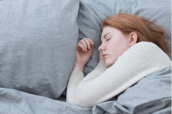 Sovende pige symboliserer forholdet mellem teenagere og søvn