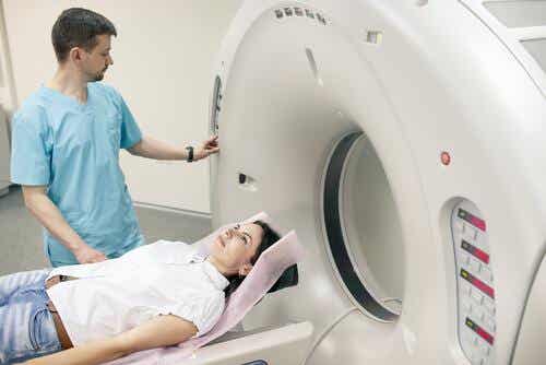 Kvinde får foretaget en MR-scanning