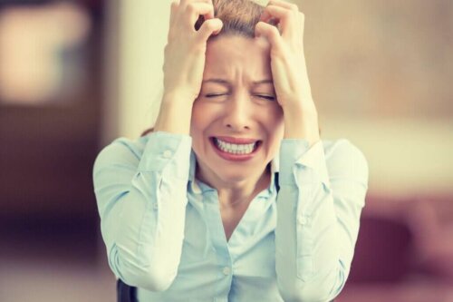 En meget frustreret kvinde oplever konsekvenser af stress