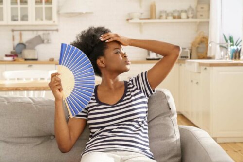 Kvinde med vifte oplever sommerangst