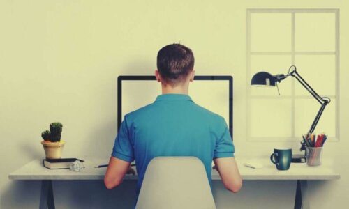 Mand på kontor viser, hvordan man kan sidde med rank ryg