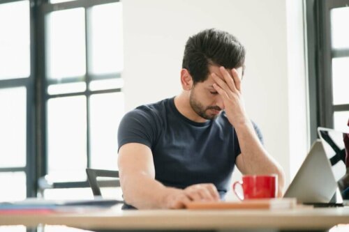 Mand har hovedpine grundet stressfaktorer på arbejdspladsen