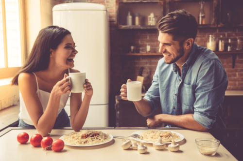 Grinende par spiser middag sammen