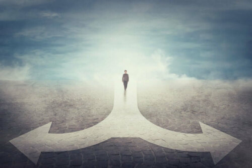 Person ved skillevej på himmel