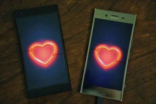 To telefoner med hjerter på symboliserer digitalt utroskab
