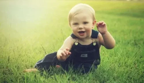 Baby leger på græs