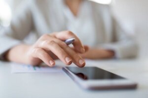 Ti tips til at hjælpe dig med at gøre dig fri fra mobiltelefonen
