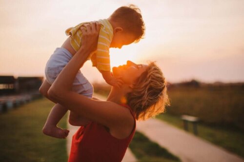 Mor og barn foran solnedgang
