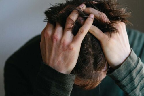 Person tager sig til hovedet