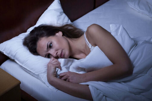 Kvinde er søvnløs grundet følelsesmæssige ændringer under menstruationscyklussen