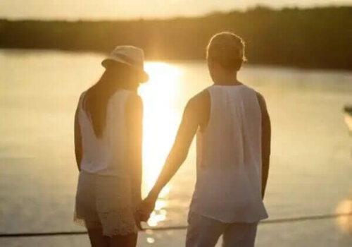 Sommerkærligheden illustreres af par foran solnedgang