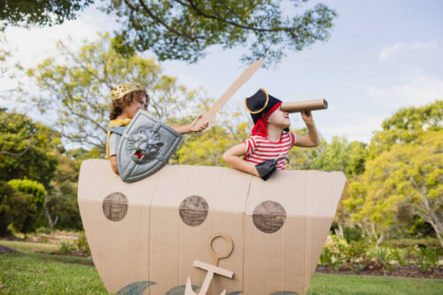 To børn leger pirater