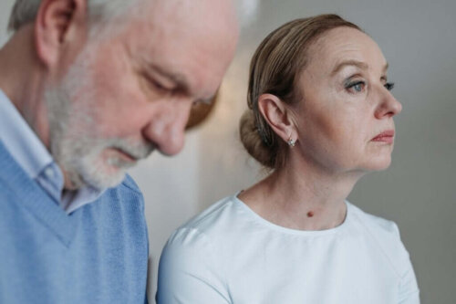 Trist ældre par illustrerer grå skilsmisse