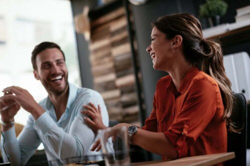 To personer griner over spændende samtaleemner