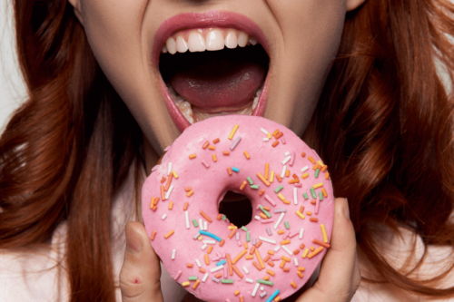 Kvinde med åben mund og donut