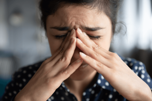 Kvinde oplever voldsom stress og gnider sig i øjne