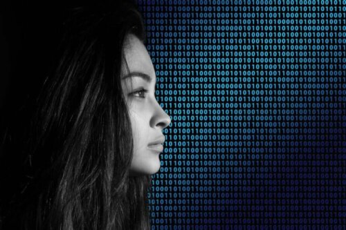 Kvinde foran en masse digitale tal