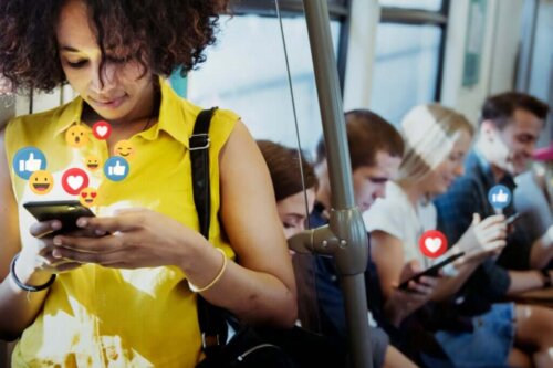 Kvinde tjekker sociale medier på sin telefon i toget