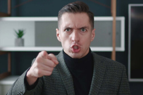 Mand fornærmer andre ved at pege og råbe