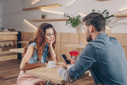 Hvad kan du gøre, hvis din partner kigger mere på sin mobil end på dig?