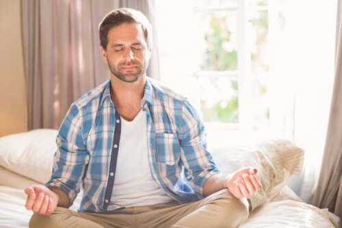 Mand mediterer på seng for at blive mere tålmodig