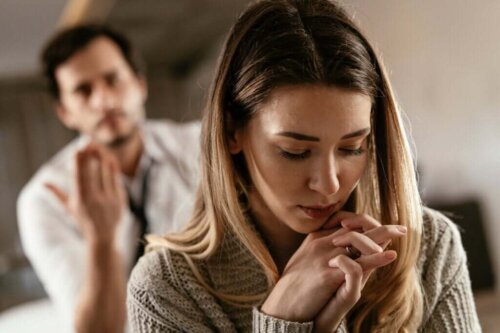 Par skændes, fordi den ene bliver ved med at være utro