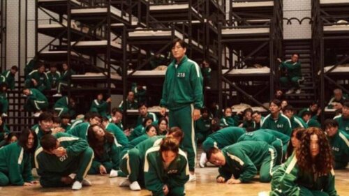 Personer i grønt tøj i scene fra netflix-serie