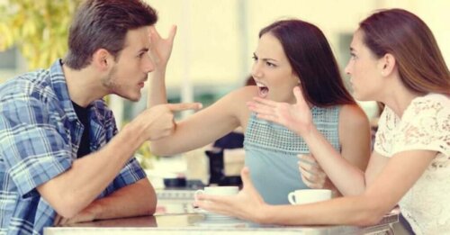 Tre personer skændes