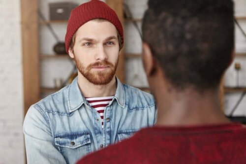 To personer taler sammen og undgå ting, man ikke bør sige til en introvert person