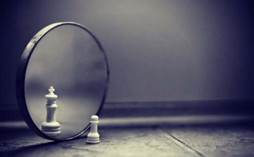 En skakbrik, der forandrer sig i spejl