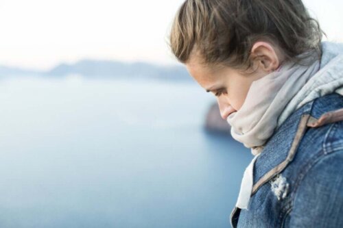 Trist kvinde har valgt at tage afstand fra en giftig mor